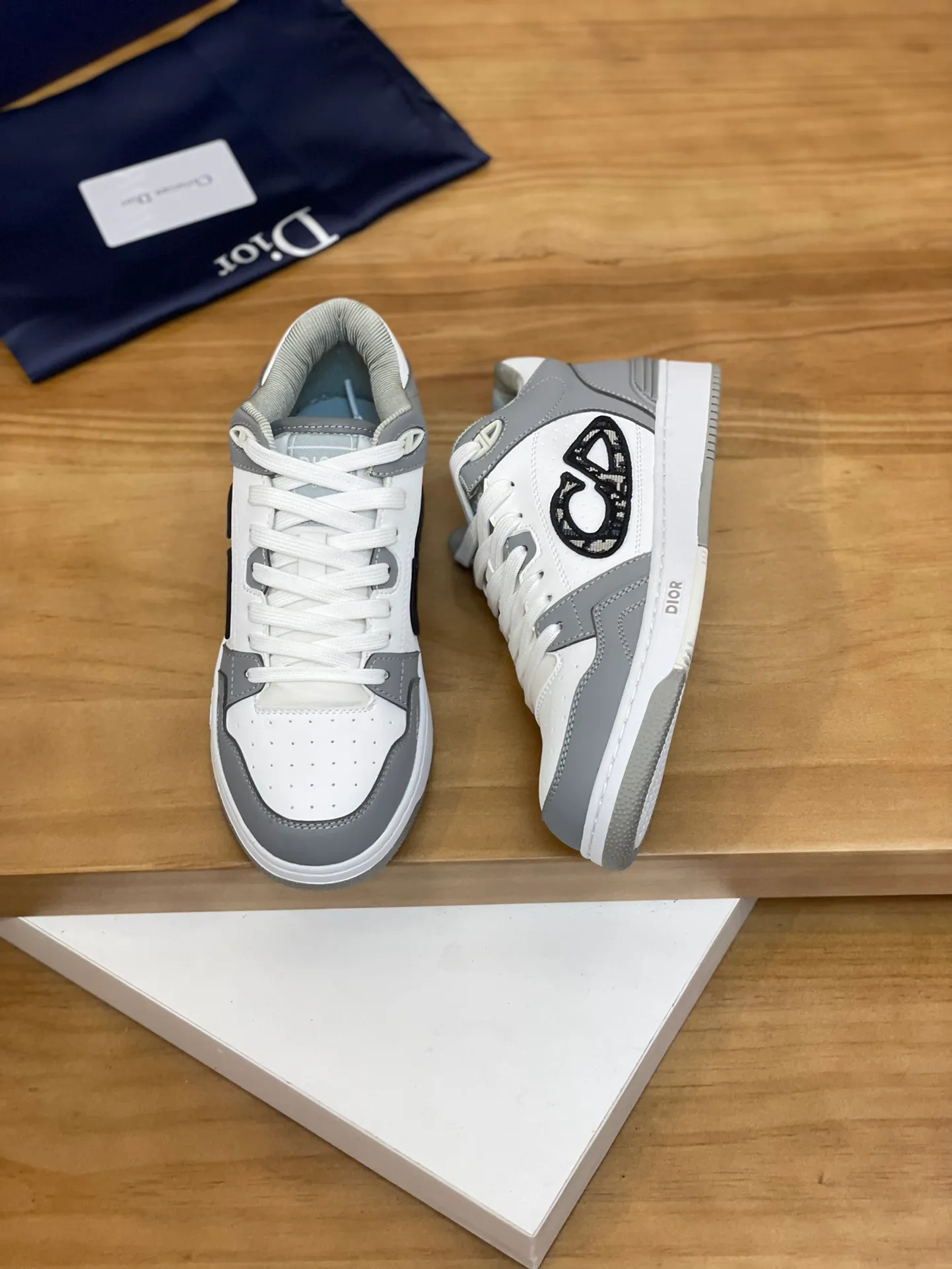 Men's shoes: 💰P440¥ Product trademark: Dior* "Dior*" high-top casual shoes Regular size: 38-44 (can be customized to 45.46) Product materials: Upper imported cowhide stitched with original fabric, breathable lining, original outsole. Number: 1006